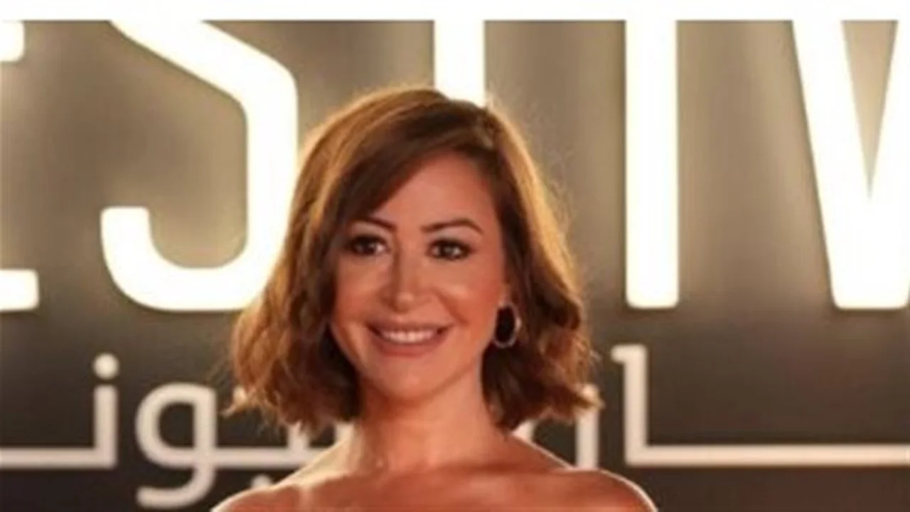 منة شلبي تبرز بشجاعة مع زوجها بعد الحج في مسلسل “صحاب الأرض”